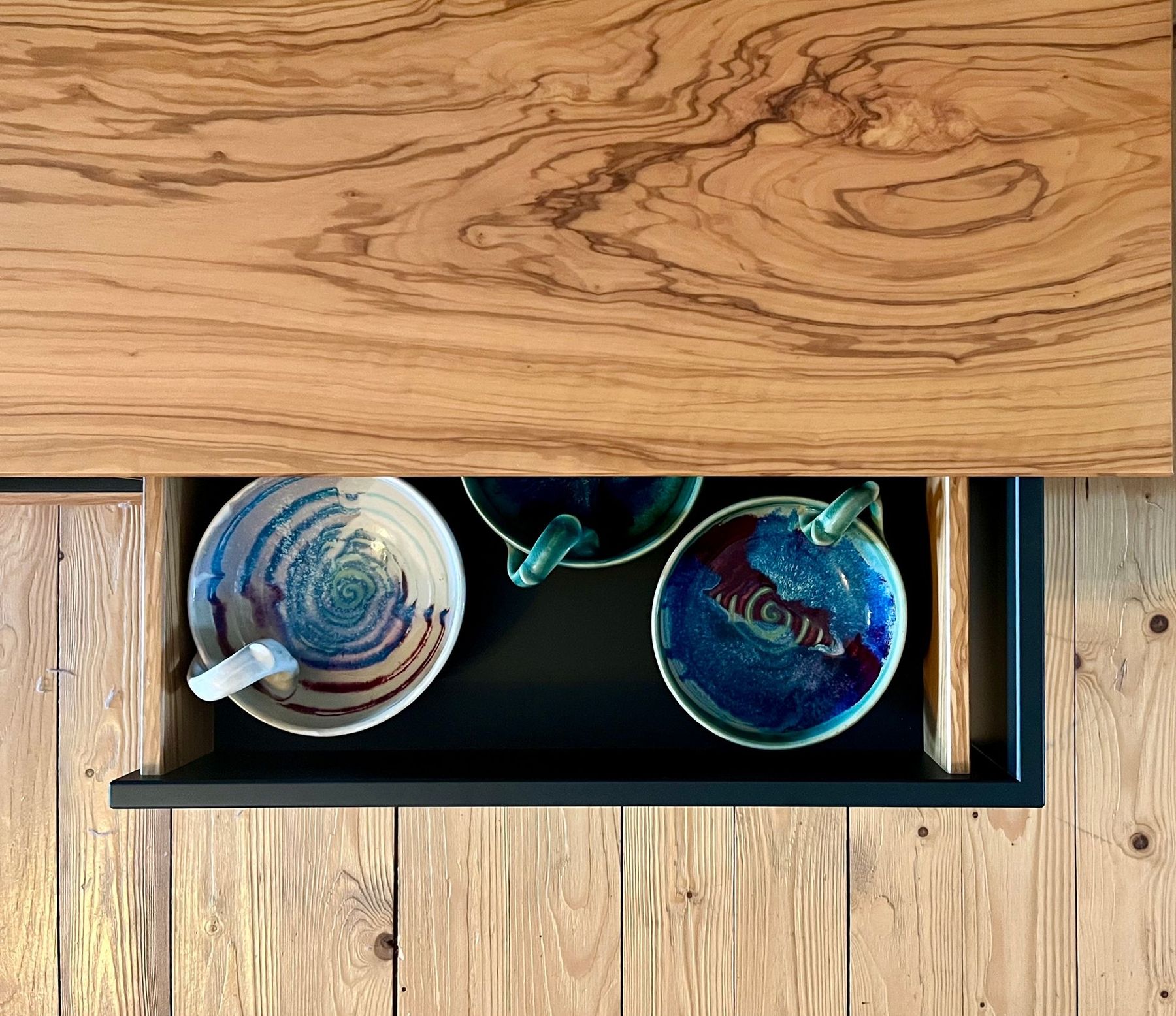 Tassen in einer Schublade mit einem eleganten Holzdesign